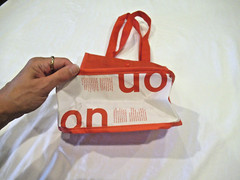 Lululemon shopping bag / lunchbag, snaps closed, red and white