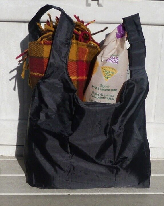 BeeGreen Reusable Tote Bag Folds into Attached Pouch Black NEW