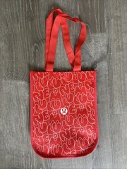 SET OF LULULEMON REUSABLE BAGS LOT OF 6 – 1 GRAY 2 DARK GREEN AND 3 RED