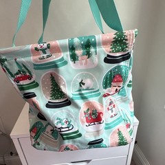 Thirty-One medium Reusable Polyester tote open top Christmas Snow Globe Print