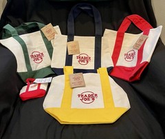 Trader Joe’s 2025 Christmas Deluxe Tote Set Of 6 Limited Edition Canvas Bags
