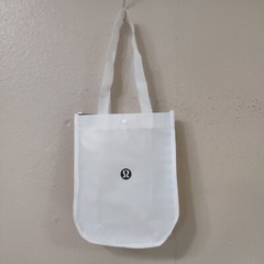 LULULEMON REUSABLE SHOPPING – GIFT BAG 11×9.5 WHITE BLACK SHOULDER STRAPS 5447