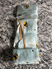 Wrapables Polyester reusable shopping bag With a cheerful bumble bee pattern.