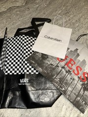 Calvin Klein & GUESS shopping bag, checkered Vans Off The Wall tote bag…3 Bags