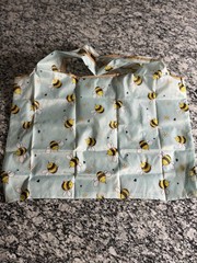 Wrapables Polyester reusable shopping bag With a cheerful bumble bee pattern.