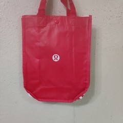 LULULEMON REUSABLE SHOPPING – GIFT BAG 11×9.5 RED WHITE SHOULDER STRAPS 5445